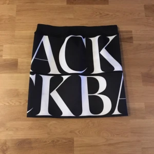  - Såå snygg kjol från BACK! Logo skirt i svart med vit text! Använd men fortfarande i bra skick, resåren är lite sliten på ett ställe men inget som syns väl på😀🙌🏼💕 eventuell frakt betalas av köparen 😙