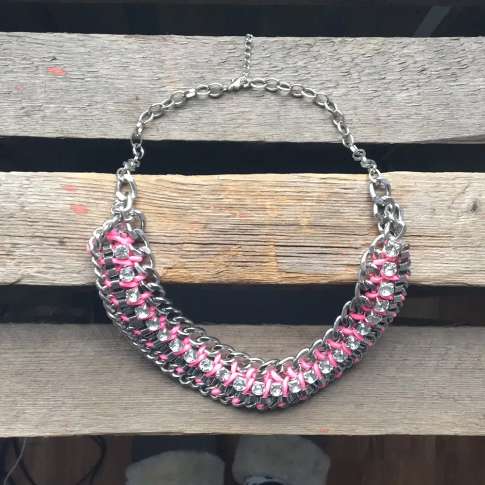 Snyggt halsband med rosa detaljer, aldrig använd!. Accessoarer.