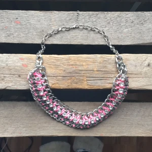  - Snyggt halsband med rosa detaljer, aldrig använd!