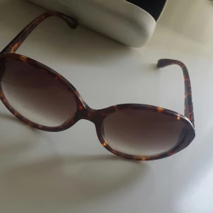  - Marc Jacobs solglasögon  använda bra skick finns i Stockholm  köparen står för frakten avhämtning ok