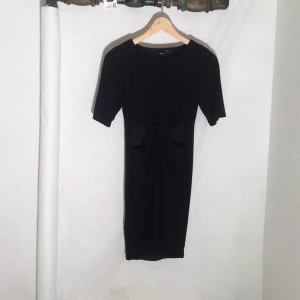  - ⭐️Fodralklänning som är öppen vid midjan.
Strl 38, aldrig använd.
Tar swish, kan mötas i Stockholms innerstad.
Köparen står för frakten.