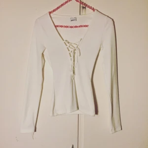  - Från Gina Tricot, endast använd en gång. (Obs, den är helt vit irl) Kan mötas upp i Sthlm/ TC eller frakta. :)