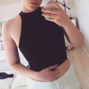  - Ny halterneck topp från Bikbok. Storlek small och normal i storleken. Färgen är svart. Frakt betalas av köpare.