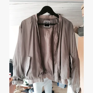  - Säljer min fina bomber jacka ifrån weekday.
Den är lite tunnare och nästan oanvänd, passar från S-M skulle jag säga!
Färgen fångades inte så bra på bild, den är mer åt det gröna hållet.

Ord pris. 399

Kan skicka fler bilder vid intresse!