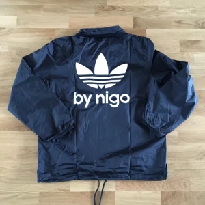 - Sååååå snygg och fet svart coachjacka från Adidas i samarbete med nigo! Snyggast oversize 😉❤️ aldrig använd!! Passar alla kön!!💕
Eventuell frakt betalas av köparen😙✨