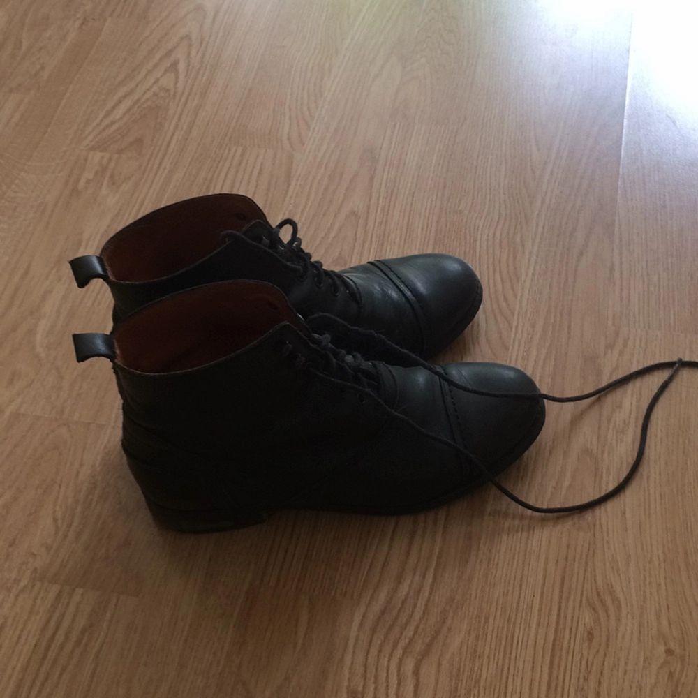 Vagabond black leather shoes in good condition. . Skor.