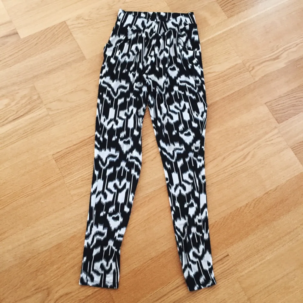 Sjukt snygga mönstrade byxor från Bikbok i storlek XS/S. Använt 1 gång. 50kr + frakt (ev mötas upp i Stockholm). Jeans & Byxor.