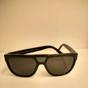  - WESC solglasögon,  utbytta skruvar och saknar ett "J" på vänstra sidan.  Annars 100% med inga repor 👍