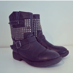  - Coola boots med nitar som pimp! Sköna att gå i!