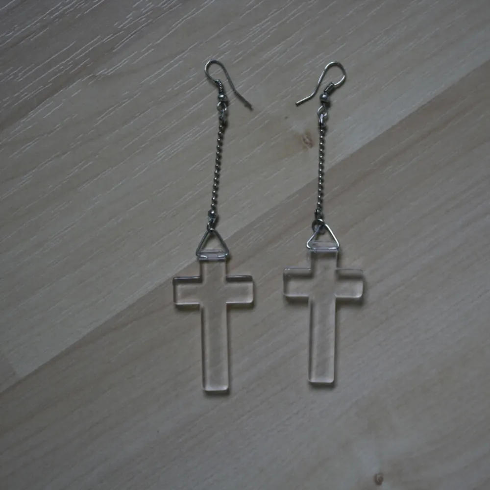 Örhängen med hängande kors.

Fraktkostnader tillkommer😚. Accessoarer.