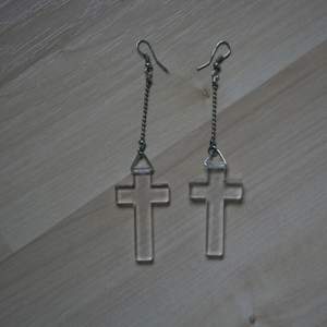 Örhängen med hängande kors.

Fraktkostnader tillkommer😚