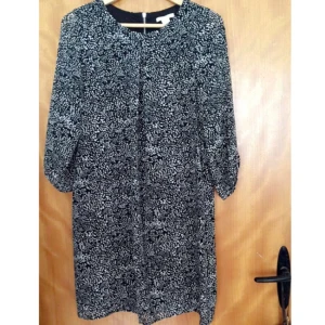  - Söt klänning från H&M. Har aldrig kommit till användning. Frakten tillkommer. 