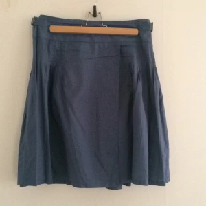  - Blå kjol med vidd. Underkjol ingår.

Hämtas i Göteborg eller skickas mot att köparen betalar.

Köper du två eller fler plagg får du det/de billigare till halva priset.