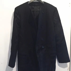  - Svart rock/kappa/jacka med fuskpälsliknande tyg kombinerat med slätt material över bröstkorgen. Från märket Blank (svenskt modemärke). Utmärkt skick förutom lite skrynklig. Passar perfekt som höstjacka.
