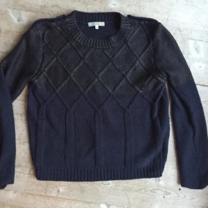  - DAGMAR stickad tröja. Marinblå och svart. 