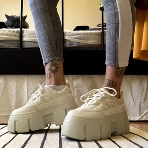 Platåskor  - As fina platåskor ifrån asos!! Älskar dem men dem är för stora :( sååå sköna!!! Dem är storlek 37 men skulle säga att dem är 38. 