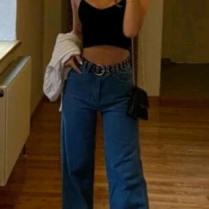 Populära jeans - INTE MINA BILDER❗Asfina populära jeans från shien, väl använda men har mycket kvar att ge, inga defekter. ( Se storlek på 3:dje bilden ) Säljes då jag personligen tycker att de är lite korta på mig som är 172 cm lång, de stannar någon centimeter över foten! Kostar 219kr + frakt orginellt, säljer för 100kr + frakt, kolla in min sida för likadana fast i en annan, ljusare, färg!💗 