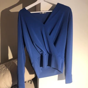 Omlottblus från hm - Använd 1 gång! Jättefin blå färg!