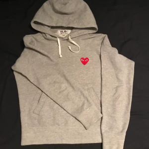Comme des garcons hoodie  - Bra skick, inga defekter eller liknande men kan ha krympt en aning liten i tvätten. Passar stl 36. Köparen står för frakt. Kan gå ner i pris vid snabbaffär 
