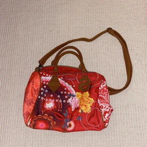 Desigual - en mindre väska - En mindre handväska från Desigual, med ett justerbart axelband. Frakt tillkommer. 🛍Skriv gärna om du har någon fråga!