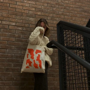 Tygpåse - Svinsnygg tygpåse för att piffa upp en outfit! Eventuell frakt tillkommer, skriv vid intresse eller frågor. Påsen stödjer röda korset. ❤️