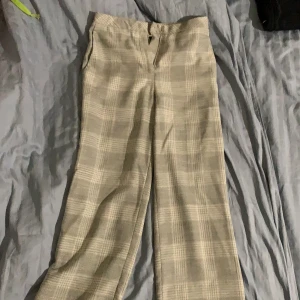 Rutiga byxor  - Säljer dessa byxor då de är alldeles för små för mig. Köpte de av en tjej. Inget fel på de.