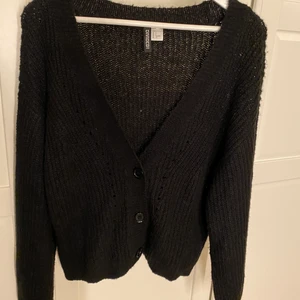 Svart stickad kofta från H&M - Väldigt mjuk och skitsnygg på, aldrig använd. Möts upp eller fraktar
