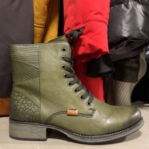 Skor/kängor  - Har några par gröna balla kängor i storlek 37,38,39 och 40 som aldrig är använda så ligger i kartong och är orörda 🥾 är någon intresserad? grön fin färg. Nypris är ca 800. Varmt foder och dragkedja på sidan. 😊