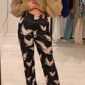 Byxor HM - Mörkblå byxor med motiv, strl 36 från HM