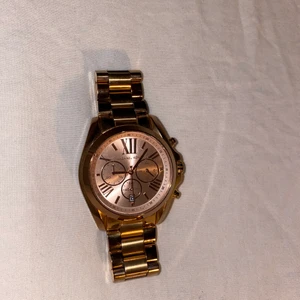 Klocka - Michael Kors  - Säljer Michael Kors klocka för 500kr, eller bud.  Färg på urtavla: Rosé Glas över urtavla: Härdat mineralglas Armbands typ: Stål Armbands färg: Roséguld Diameter: 43 mm Säkerhetslås: Ja Datumvisare: Ja Urverk: Quartz Boett material: Rosédoublé  Klockan är i fint skick. Liten liten, i princip omärkbar, skada på glasets högra sida.  Klockans nypris idag är 2500kr - 2800kr. Köptes för 2700kr.