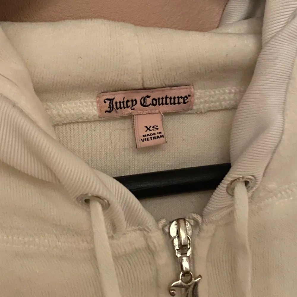 Juicy Couture kofta, använd flertal gånger. Trycket där bak är lite slitet men annars är det jättefin! Passa xs men även S! . Tröjor & Koftor.
