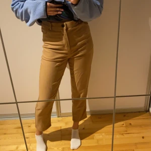 Monki byxor - Mörkbeiga byxor från Monki i storlek 38. Slutar vid ankeln på mig som är 173cm lång! 