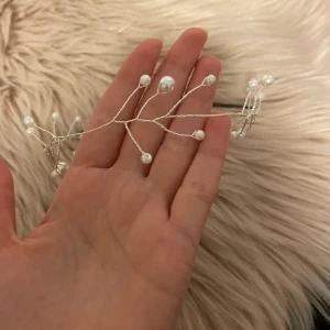 Hårband med vita pärlor - Handgjord  Material: silverfärgad wire och vita glaspärlor 