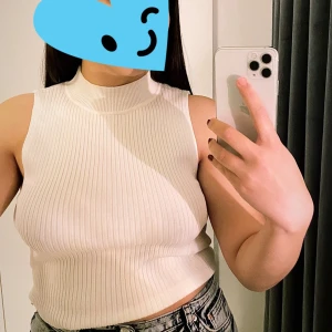 Topp från H&M - Jättefin topp från H&M! Storlek S passar XS/M också! 