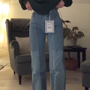 Patchwork jeans - Säljer dessa extremt coola jeansen! De är väldigt långa på mig som är knappt 1.60 men det är raw cut så man kan klippa dem den längd man vill. Storleken är 32 (XXS) men skulle passa 34 eller 36 bättre tror jag! Lappen är fortfarande kvar och de är endast använda vid denna fotning. Skriv privat om du är intresserad🥰