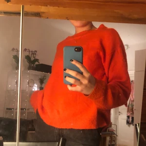Stickad tröja  - Snygg stickad tröja från H&m. Färgen är lite röd/orange, super fin färg! Sitter så snyggt på.