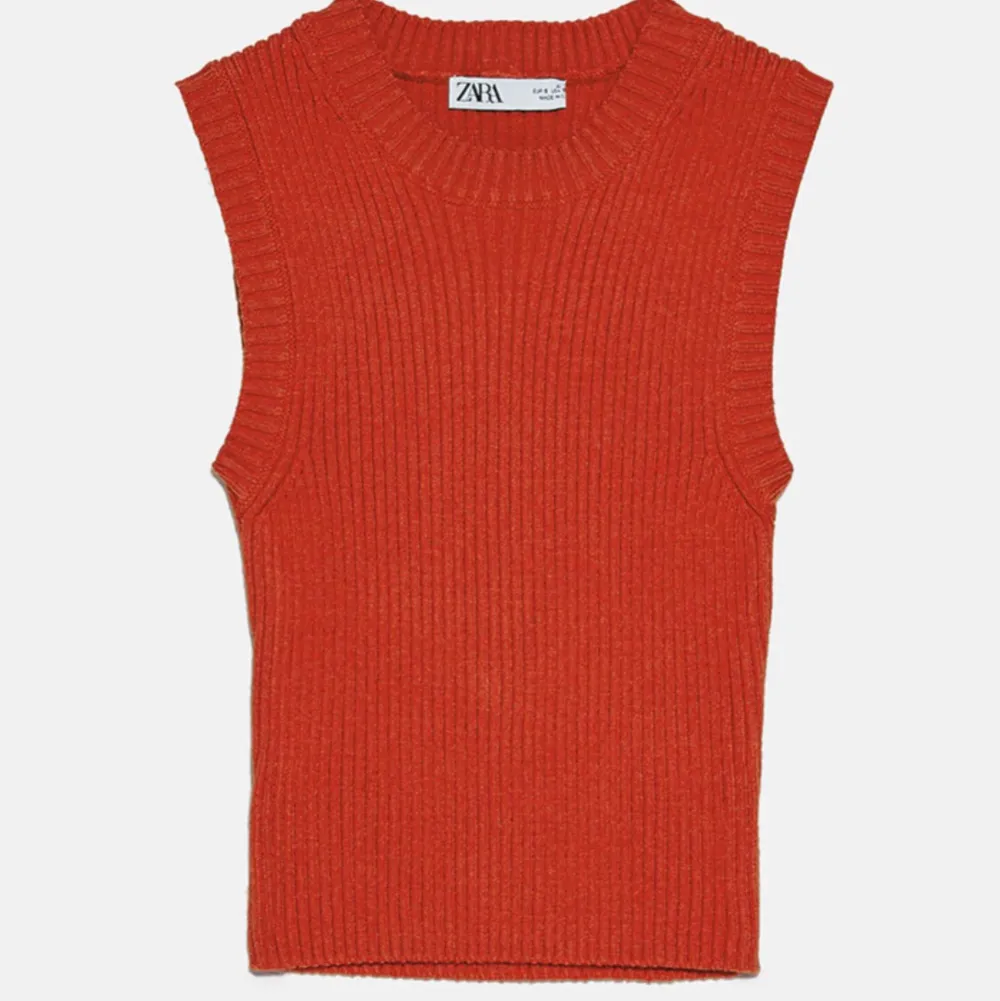 Jättefin röd väst/linne från zara! Supersnyggt, skönt och stretchigt. Säljer för att jag inte tycker att jag passar i färgen. Riktigt snygg över tshirt eller skjorta! ❤️ frakt ingår! ❤️. Toppar.
