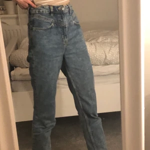 Mom jeans, storlek XS, endast 200kr - FÖRST TILL KVARN GÄLLER!!!! Jag säljer ett par unika mom jeans som inte längre går att köpa i butik 👖 Bekväma med bra passform🤩 Mycket bra kvaité och knappt använda. Betalning sker via swish (200 kr + frakt om så önskas men kan såklart också mötas upp)✨Hör gärna av dig om du är intresserad❤️(endast seriösa köpare)