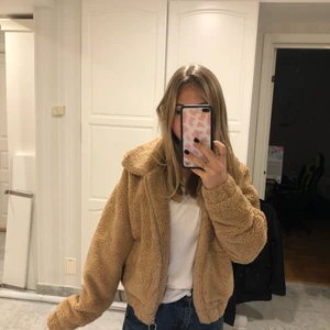 fluffjacka från chiquelle  - säljer denna fina jacka från chiquelle i mysigt teddy material! i väldigt gott skick