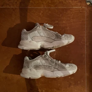 Adidas yung-1, 38 - Vita sneakers Adidas Yung-1, storlek 38. Använda en hel del och är smutsiga, men går nog att tvätta dom renare!