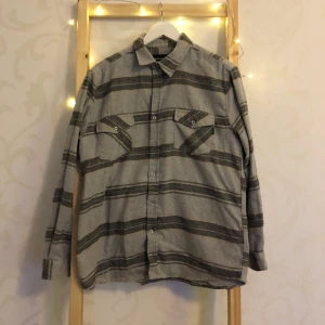 Grå-randig Surfskjorta Molokai - Schysst Grå Randig Surfskjorta köpt i USA! Kommer från märket Molokai och är i storleken Medium! Funkar båda som att skatea likväl surfa med! Lika fet att ha försig, som över plagg! 