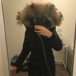Parajumper jacka (long bear) - Min jacka är använd en halv vinter. Den är i perfekt skick och har inga skråmor. Den är i storlek xxs men passar även xs, priset kan diskuteras såklart.
