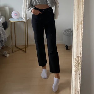 Jeans - Levis mom jeans i storlek 27 (sitter som S/M, strechiga) sitter snyggt där bak! Jag är 174. Köpta för knappt en månad sen på carlings för 1250kr. Sälj pga att ja gått ner mkt i vikt för min medicin så dom har tyvärr blivit för stora. Super kvalite