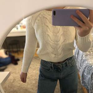 (REPOST) ❗️SÄNKT PRIS❗️Superfin vit hårdatickad tröja som precis som den gråa stickade är 134/140 men passar mig som har 158/XS men tröjan blir lite kortare i magen men jag tycker det blir jättfint💕💘I väldigt bra skick💖Säljer för endast 50kr✨