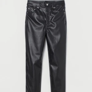 Skinnbyxor - Säljer dessa fina skinnbyxor (fake) för dom ej kommer till användning längre. Jättefina och sköna, använda ca 6ggr💞 100 inklusive frakt✨💞