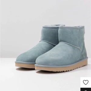Uggs - Uggs i en ascool färg , använda men bra skick  säljer pga av att de inte kommer till användning!🖤pris kan diskuteras