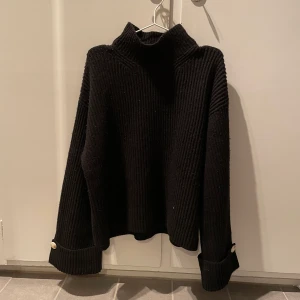 Stickad tröja HM, M - Svart stickad tröja, använd ett fåtal gånger men är ganska nopprig. Går nog att ta bort. Nypris 599 kr. 