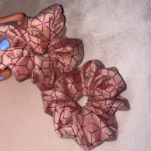 Rosa scrunchie - Dom är helt nya 💓
