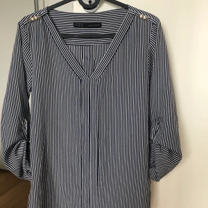 Zara blus, som ny - Fin topp/blus från Zara 🌿 •Storlek Xs(passar även S) •Mycket bra skick, knappt anv(2 gånger) •Pris: 65 kr 🚫Djurfritt och rökfritt hem 📍Kan mötes upp i Mölnlycke 📬Kan skickas mot fraktkostnad(48 kr)