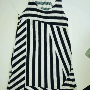 Längre linne/kortare klänning strl 38 - I nyskick,mjuk och skön. Strl 38. Djur och rökfritt hem. Samfraktar gärna!